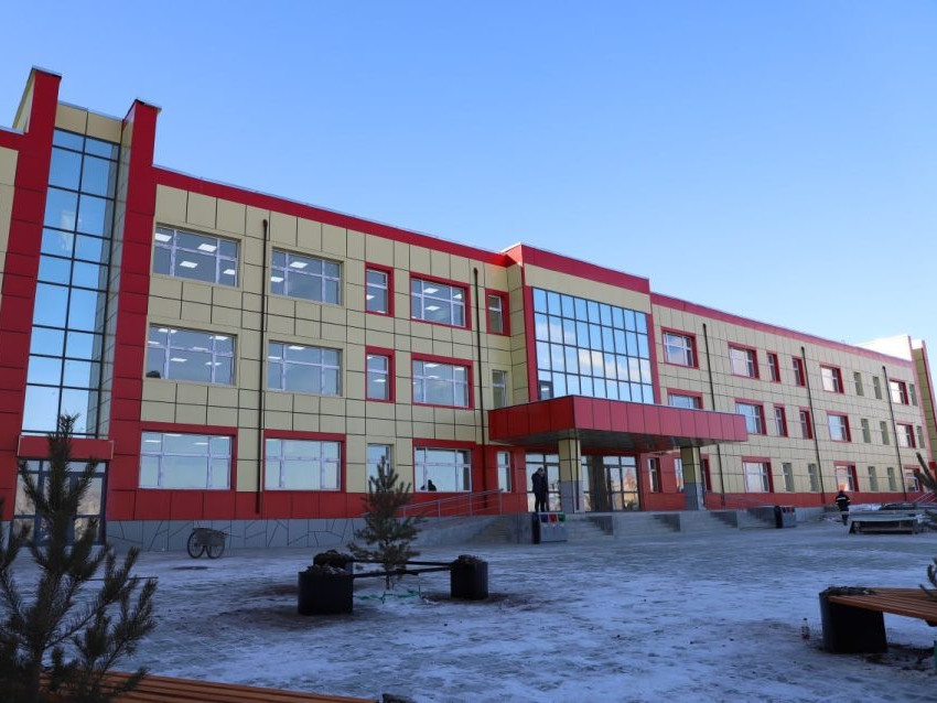 Хан-Уул дүүргийн 8-р хороонд байрлах 640 хүүхдийн суудалтай сургуульд улсын комисс ажиллаж, ашиглалтад хүлээн авлаа