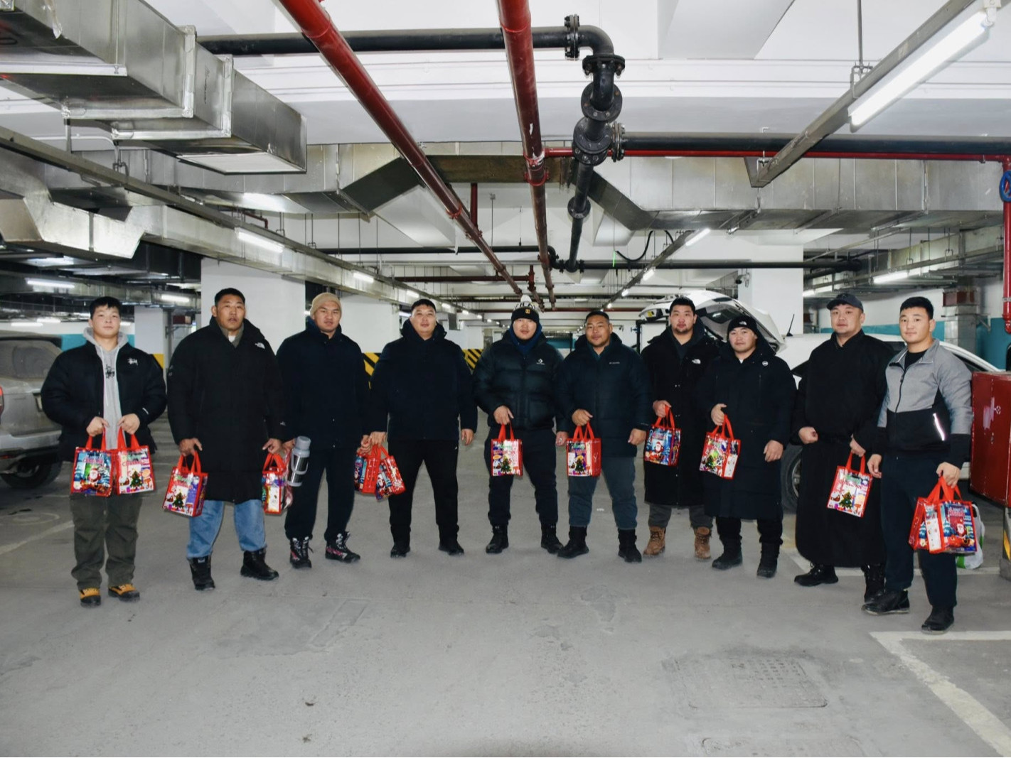 "Тэргүүн Богд" дэвжээний бөхчүүд ТҮК-ийн ажилчдад халуун аарц, бэлэг өгчээ