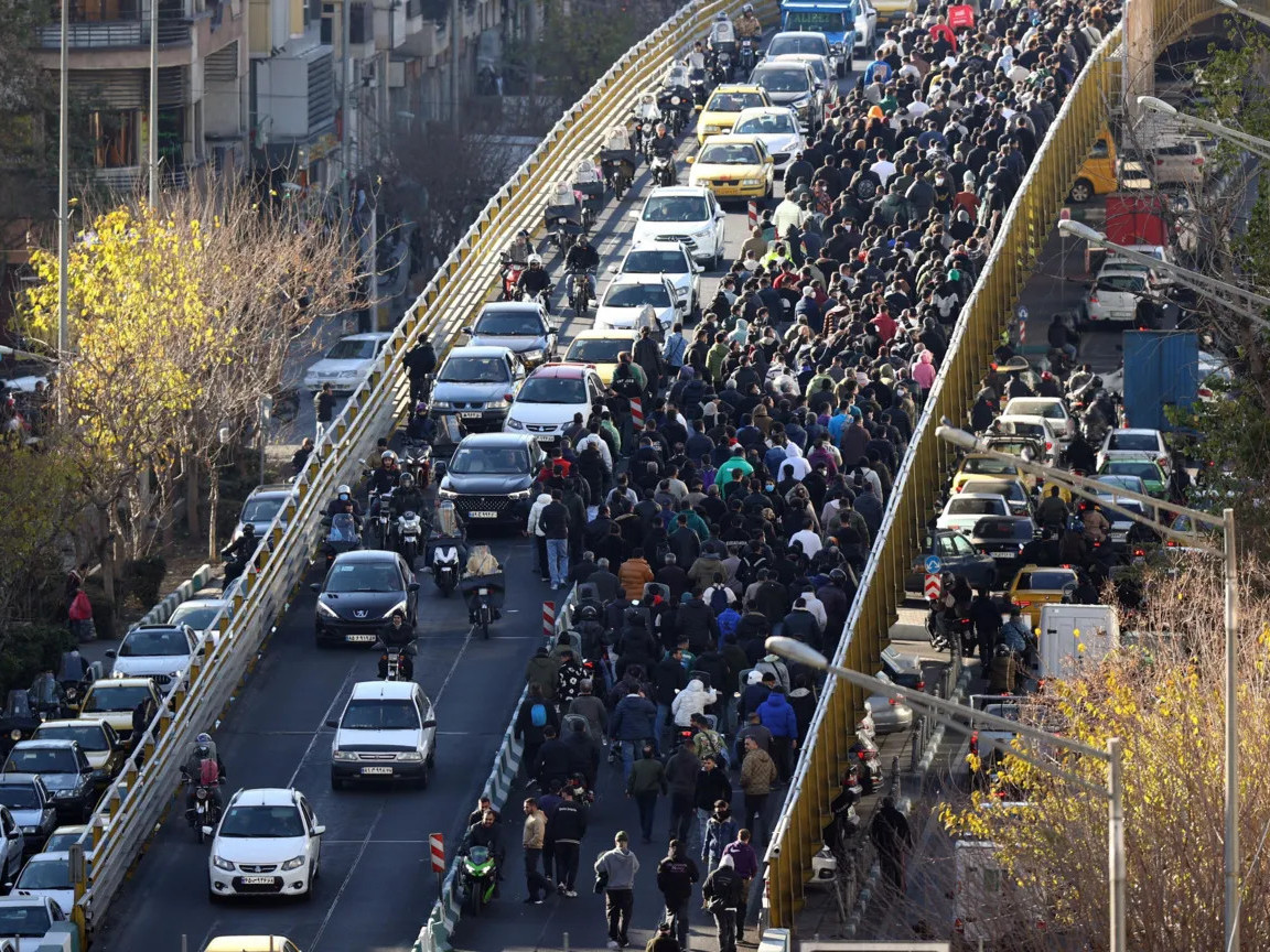 Иранд мөнгөн тэмдэгтийн уналтыг эсэргүүцсэн хүмүүсийн жагсаал олон өдөр үргэлжилж байна