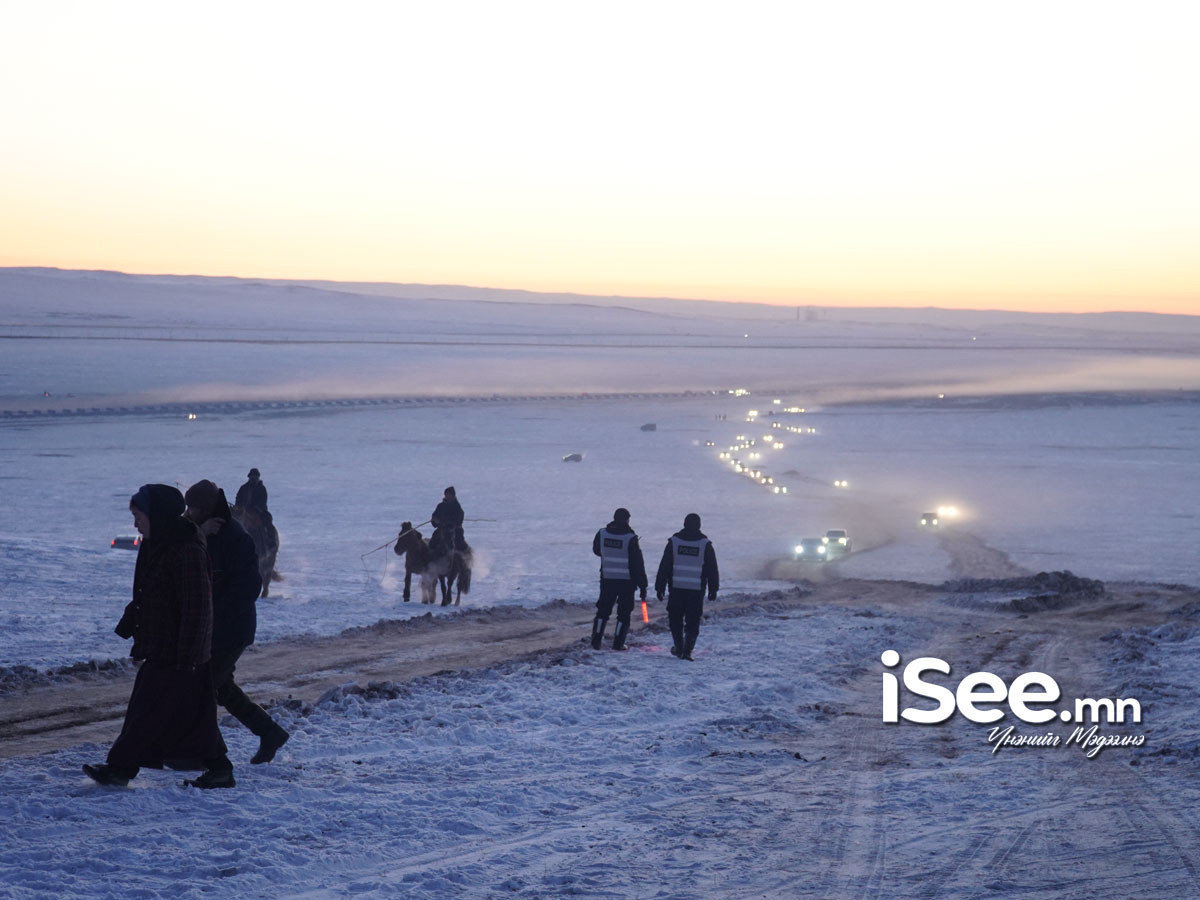 ФОТО: Налайх дүүрэгт болсон "2026 оны анхны нар харах" арга хэмжээнд олон зуун хүн оролцов