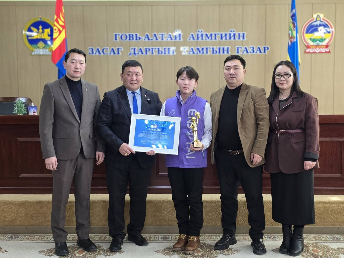 Дрон болон робот кодчиллын дэлхийн аварга болсон сурагч Р.Ууганбаярыг 15 сая төгрөгөөр урамшуулжээ