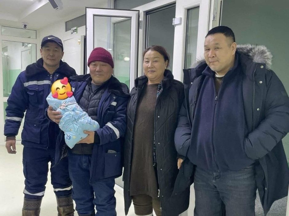 Улаангом-Улаанбаатар чиглэлийн нийтийн тээвэрт зорчиж явсан жирэмсэн эмэгтэй амаржиж, 3.2 кг охинтой болжээ