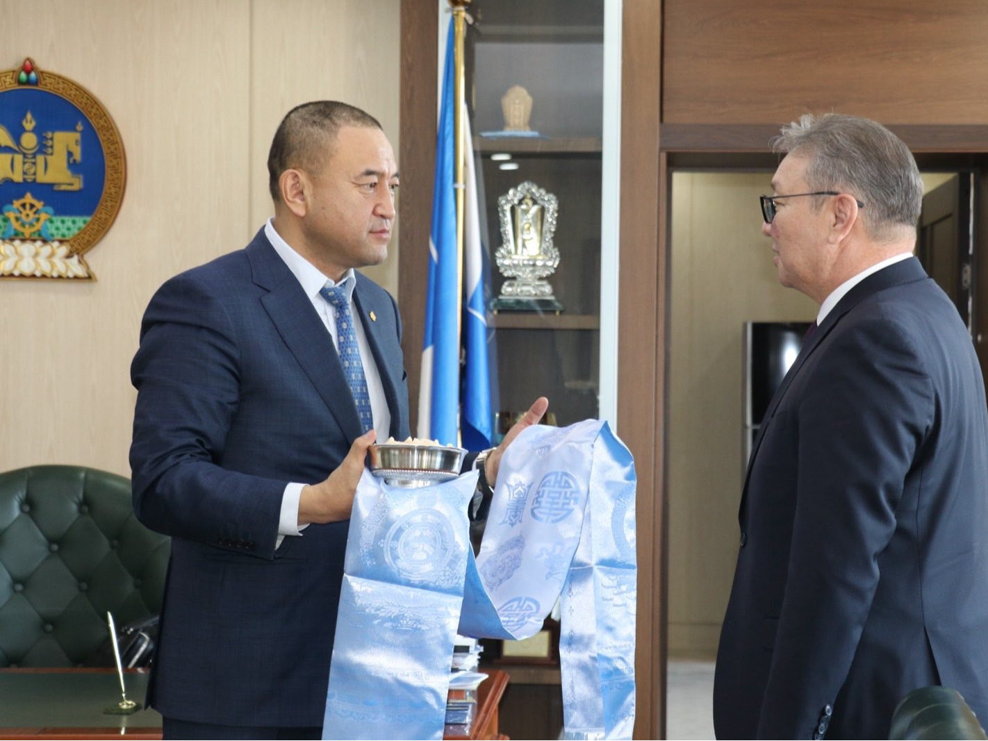 Эрчим хүчний салбарын гавьяатуудад хүндэтгэл үзүүлжээ