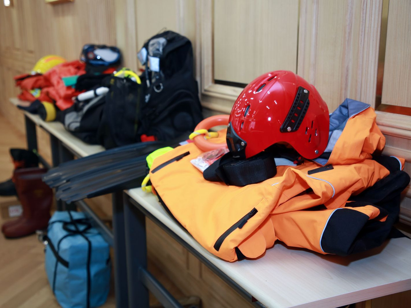 Онцгойгийн албанд таван нэр төрлийн 150 иж бүрэн хувцас, хэрэглэлийг хүлээлгэн өгчээ