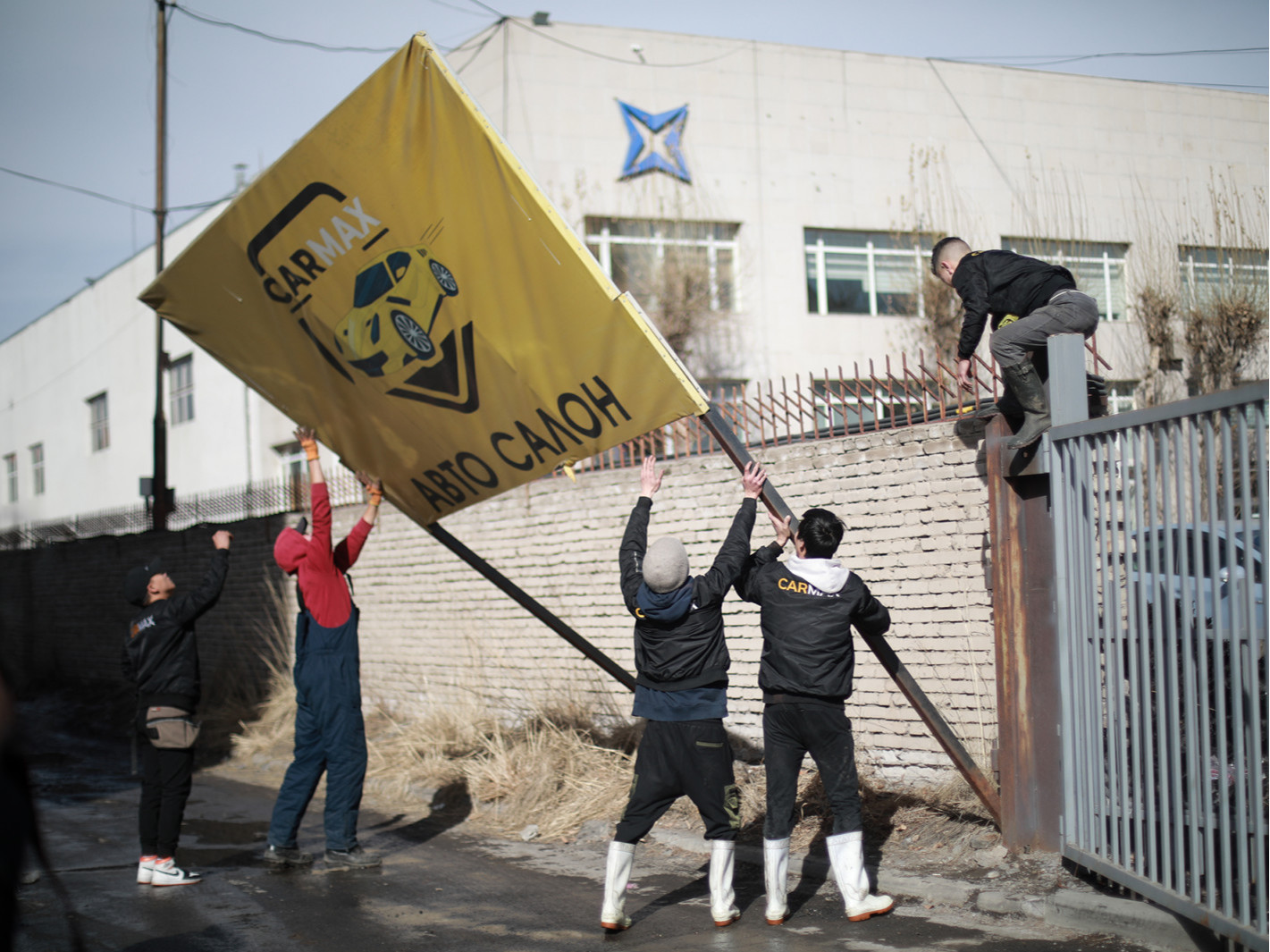 Зөвшөөрөлгүй байршуулсан хаяг, хаягийн байгууламжуудыг буулгана