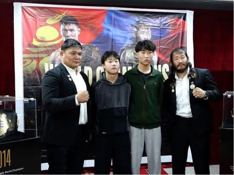 МУГТ Б.Энх-Оргил ээжийнхээ эмчилгээнд хандив цуглуулж буй хоёр хүүд 2.5 сая төгрөг хандивлажээ