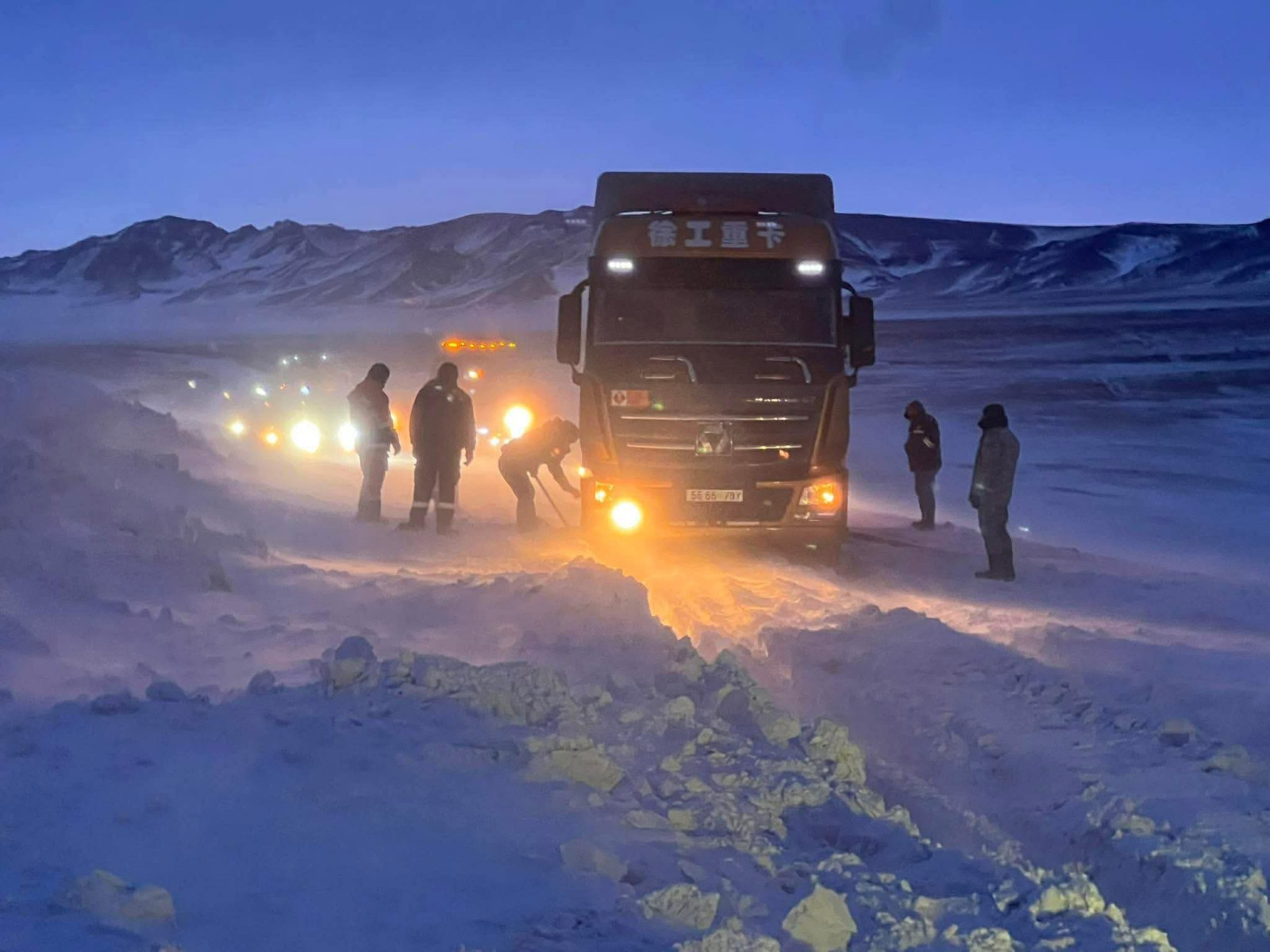 Зам хаагдсаны улмаас явах боломжгүй болсон 16 тээврийн хэрэгслийг татан гаргаж, 80 хүнийг аюулгүй болгожээ