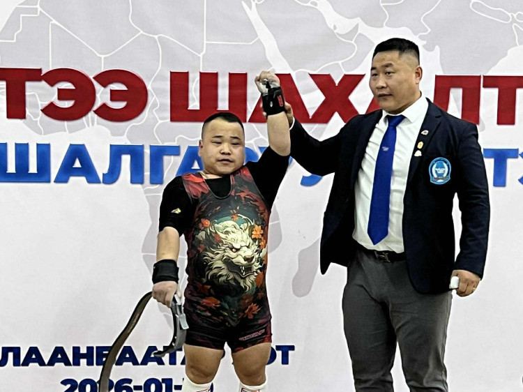 Жүжигчин П.Бат-Амгалан цээжнээс 220 кг-ыг шахаж, улсын дээд амжилтыг шинэчлэн тогтоожээ 