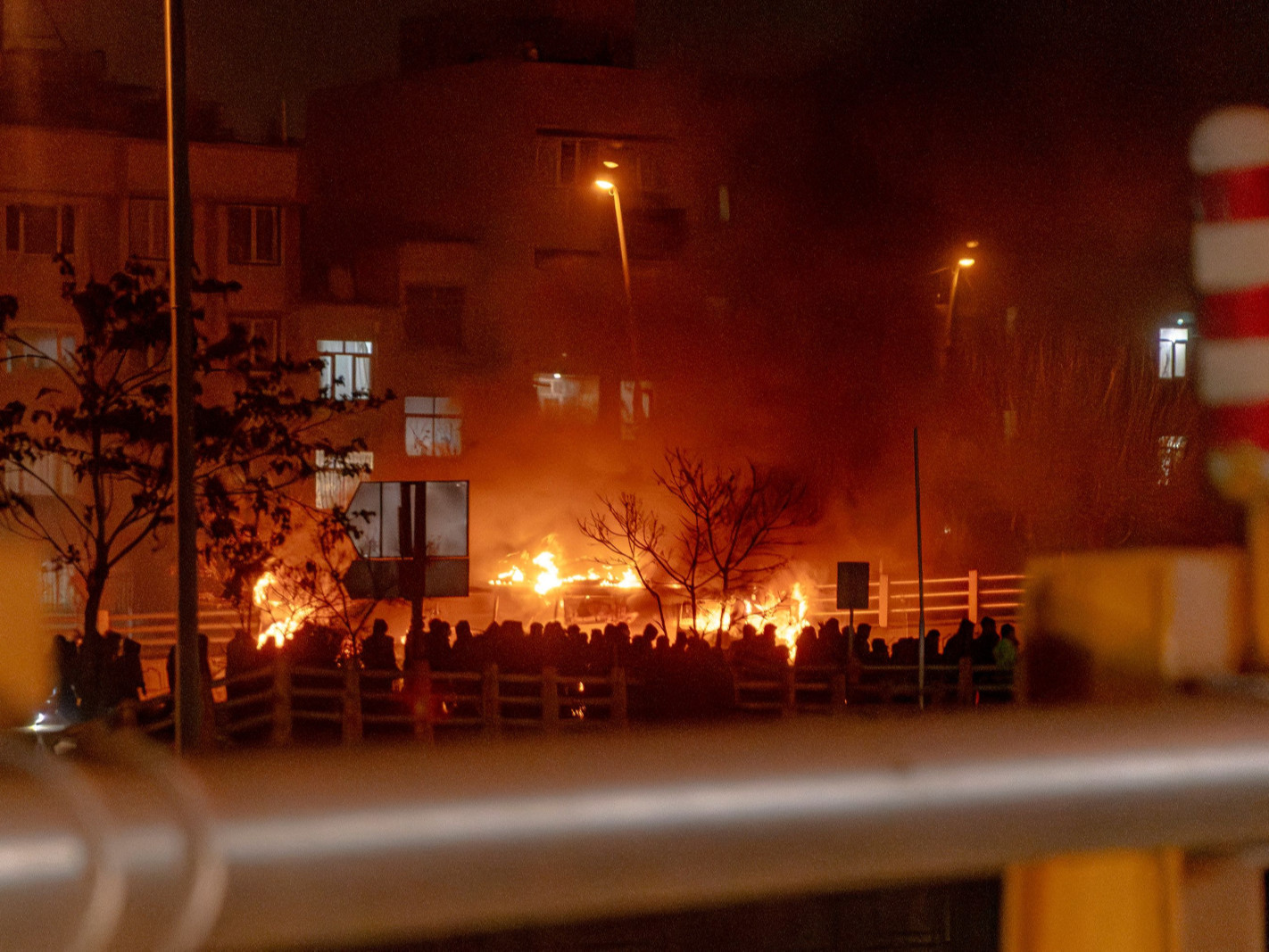 Ираны эмч нар "эмнэлгүүд нас барсан болон шархадсан жагсагчдын хөлд дарагдсан" гэж ярьжээ