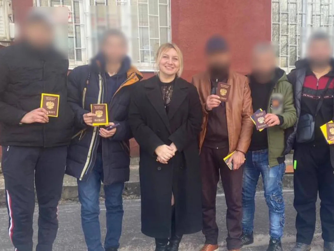 Гадаадын иргэдийг Оросын фронтод хуурч элсүүлдэг эмэгтэйг BBC агентлаг илчилжээ