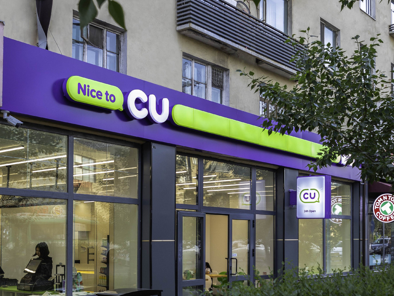 21 насанд хүрээгүй хүнд согтууруулах ундаа худалдсан хэргээ нуух зорилгоор хахууль өгсөн CU-гийн ажилтан, хахууль авсан цагдаа нарт хорих ял оноолоо