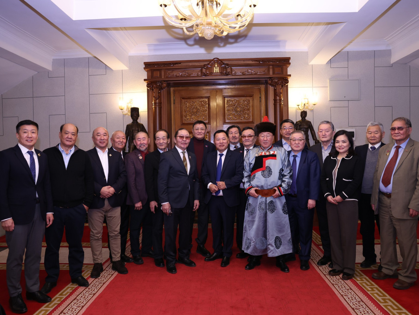 ФОТО: Шинэ Үндсэн хууль батлалцсан гишүүдээ Ардчилсан нам, УИХ дахь АН-ын бүлгээс хүлээн авч уулзан хүндэтгэл илэрхийлжээ