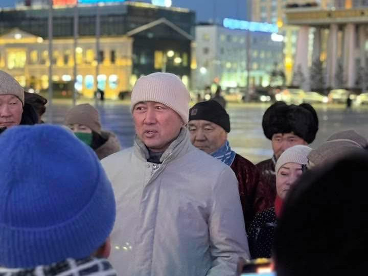 ХХААХҮЯ-ны сайд М.Бадамсүрэн Сүхбаатарын талбайд жагсаж буй малын эмч нартай уулзаж, шаардлагыг нь гардан авчээ