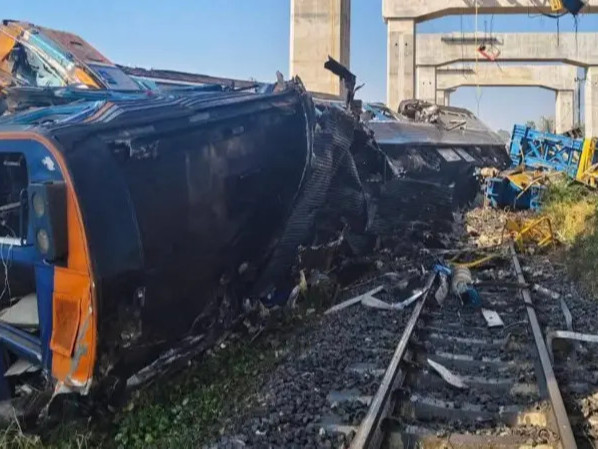 Тайландад зорчиж явсан галт тэрэг дээр барилгын кран унасны улмаас дор хаяж 12 хүн амиа алдаад байна