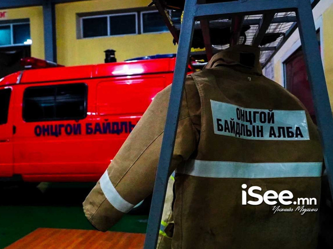 Дорноговь аймгаас хот руу ирж байсан ачааны автомашины 29 тонн бараа шатаж, алба хаагчид унтраахаар ажиллаж байна