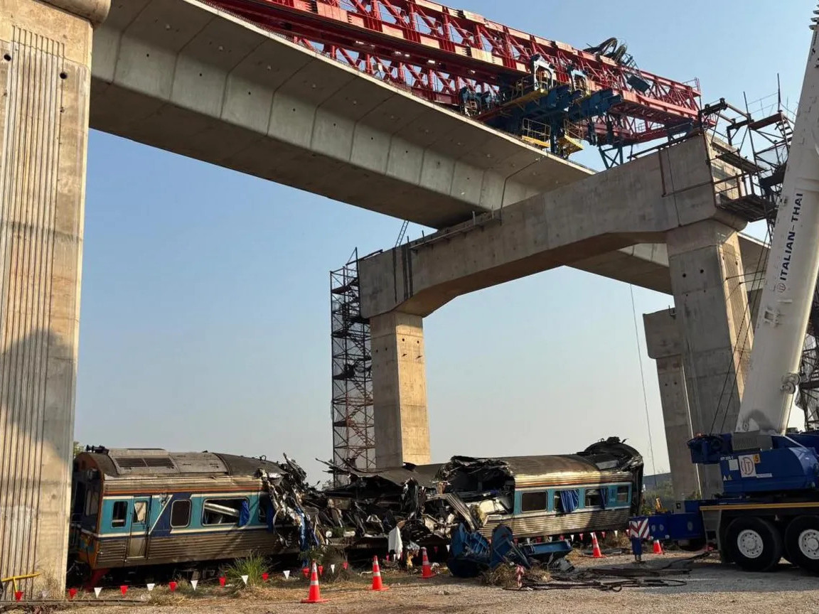 Тайландад барилгын кран галт тэрэг дээр унасны улмаас 32 хүн нас барж, 66 хүн гэмтэж бэртжээ