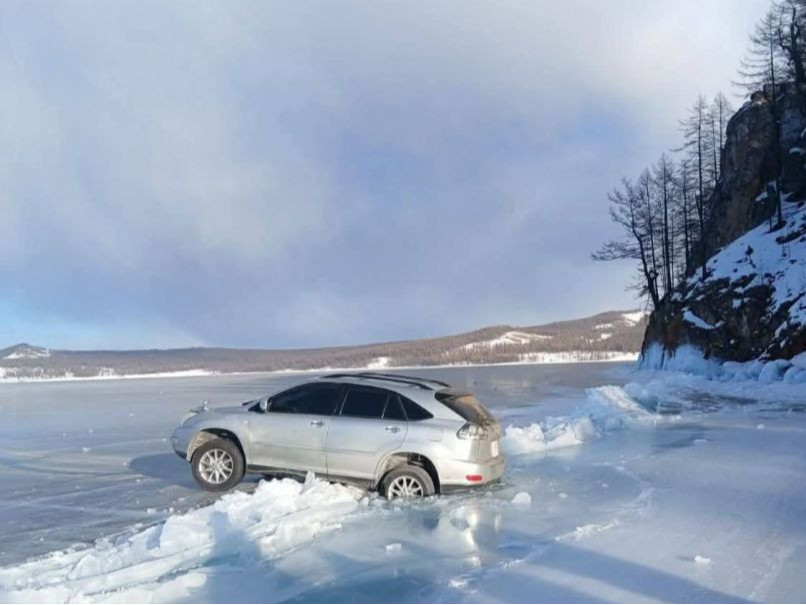 Хөвсгөл нуурын мөсөнд цөмөрсөн байсан автомашиныг татаж гаргажээ 
