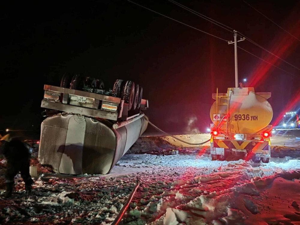 Шатахуун тээвэрлэсэн автомашин осолдож, 16 тонн дизель түлш асгарчээ