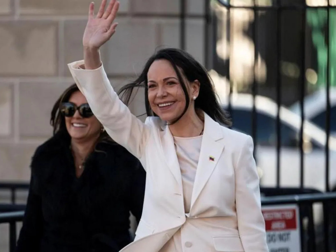 Венесуэлийн сөрөг хүчний удирдагч М.К.Мачадо Нобелийн энхтайвны шагналаа Д.Трампад гардуулжээ