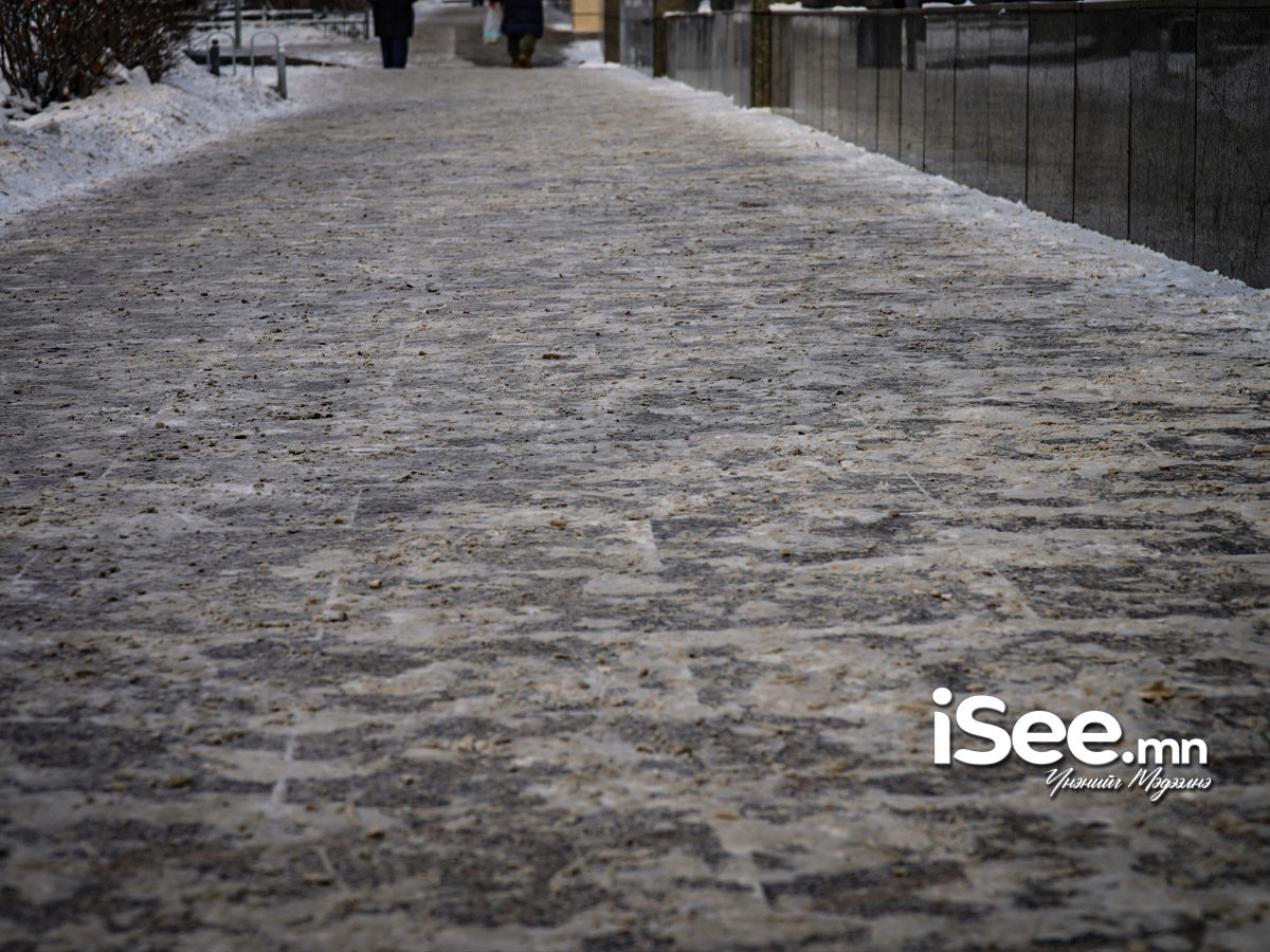 СУРВАЛЖИЛГА: Төрийн ордны хажуугийн "гантиган зам" халтиргаа ихээр үүсгэдэг тул иргэд унаж, гэмтэх эрсдэл өндөр байна