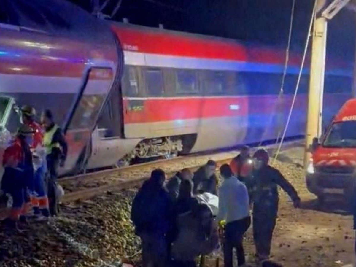 Испанид өндөр хурдны хоёр галт тэрэг мөргөлдсөний улмаас 21 хүн амиа алдаж, 70 гаруй хүн шархдаад байна