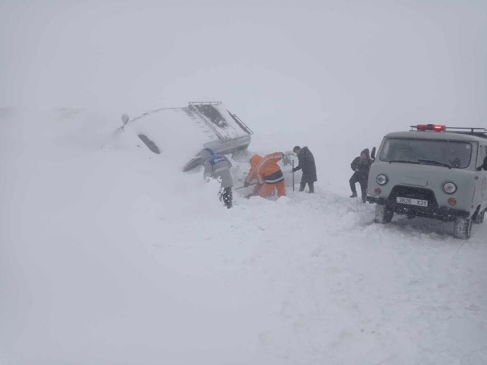 Өнгөрсөн ням гарагт цасанд суусан, төөрч сураггүй болсон таван дуудлагын дагуу онцгой байдлын алба хаагчид ажиллажээ