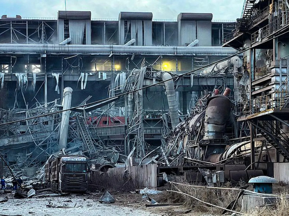 Хятадын хойд хэсэгт орших гангийн үйлдвэрт дэлбэрэлт болж, хоёр хүн амь үрэгдэж, 84 хүн шархаджээ