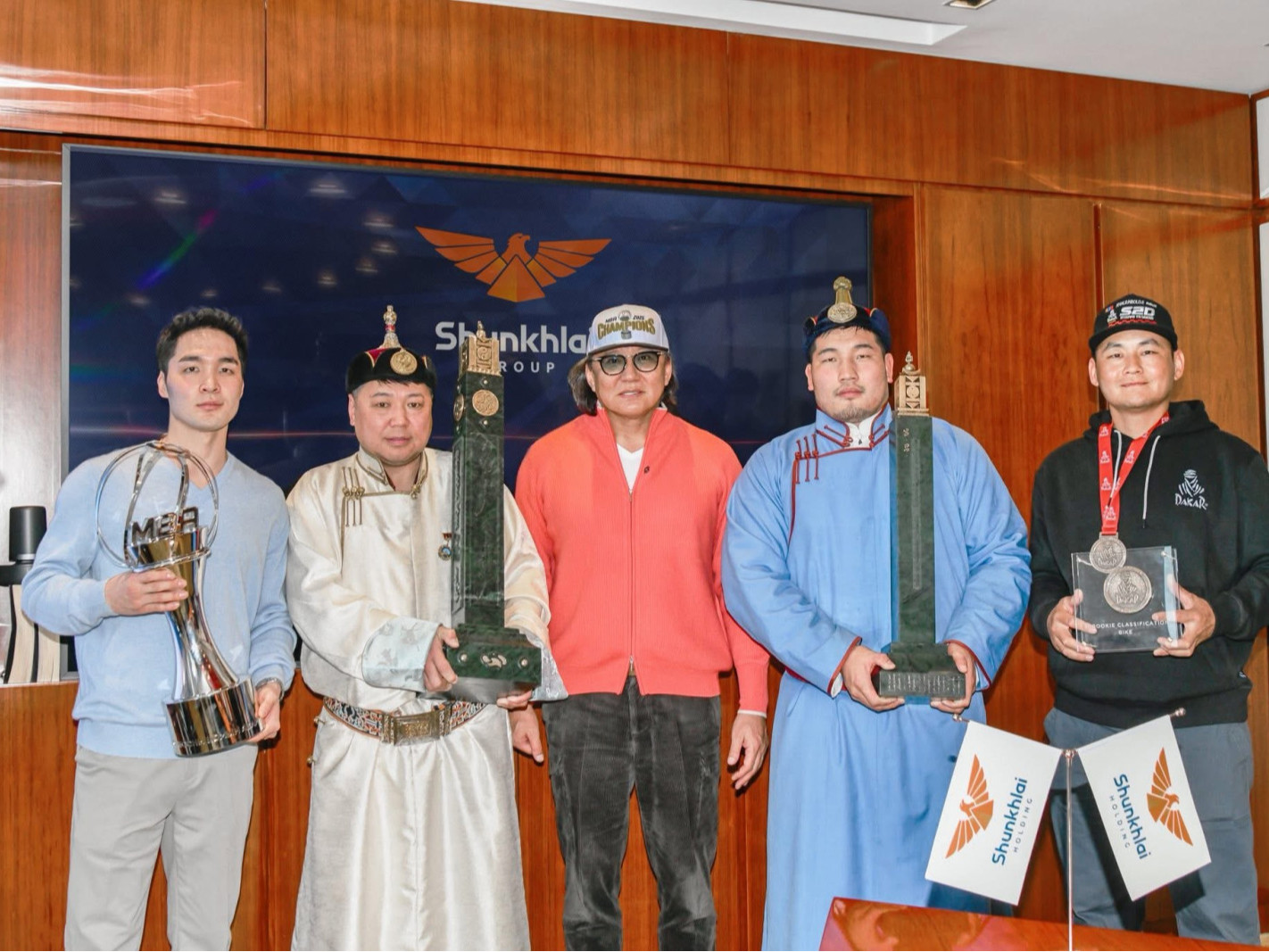 “Шунхлай групп” эх орондоо төдийгүй олон улсын тавцанд өндөр амжилт гаргасан тамирчдаа хүлээн авч, хүндэтгэл үзүүлжээ