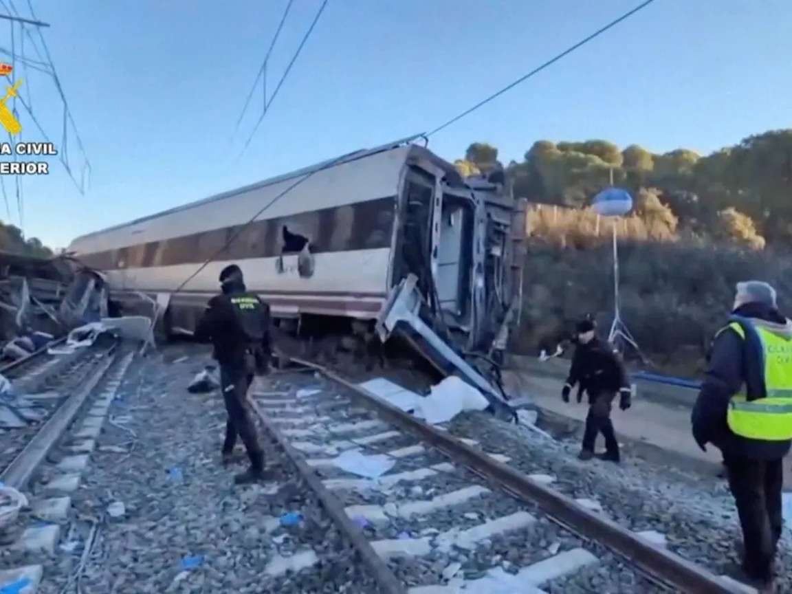 Хурдны хоёр галт тэрэг мөргөлдсөний улмаас 40 гаруй хүн амиа алдаж, Испанид гурван өдрийн үндэсний гашуудал зарлажээ