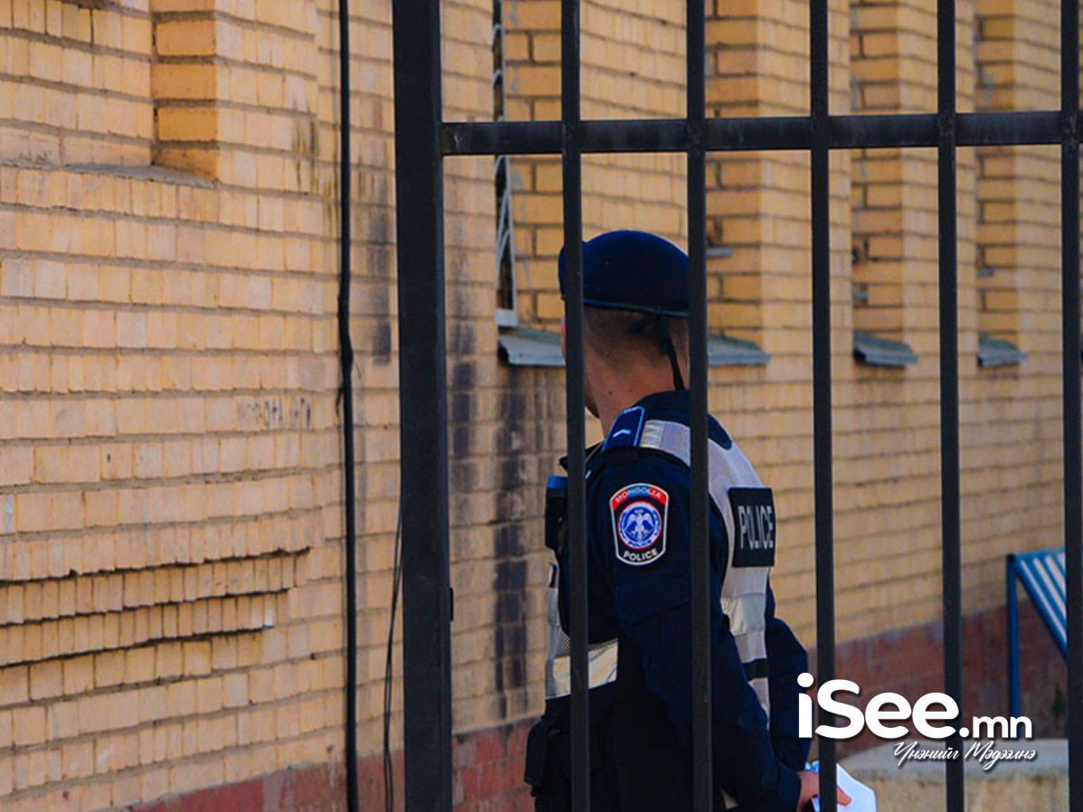 Замын голд хөдөлгөөний зохицуулалт хийж байсан цагдаагийн алба хаагчийг мөргөж, биед нь халдсан хэрэг гарчээ