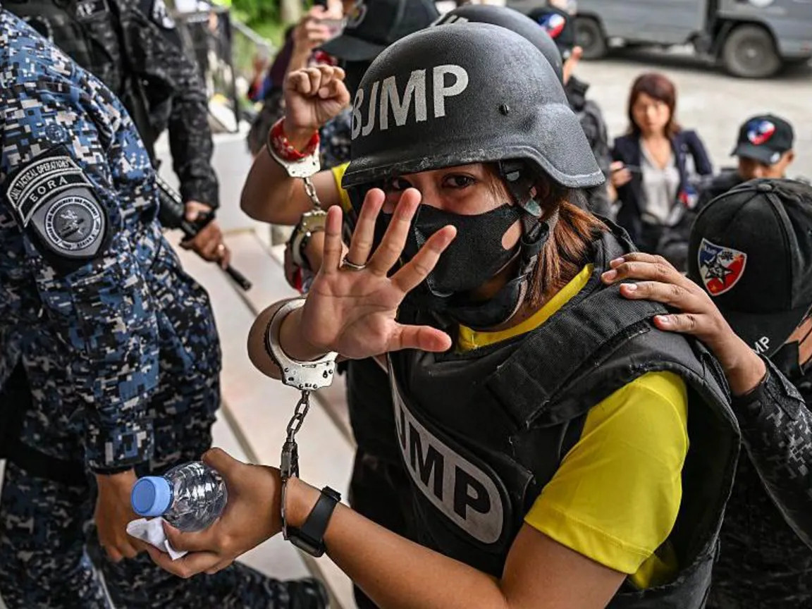 Филиппин улс "шүүмжлэгч" сэтгүүлчдээ терроризмыг санхүүжүүлсэн хэргээр 12 жилийн хорих ял оноожээ