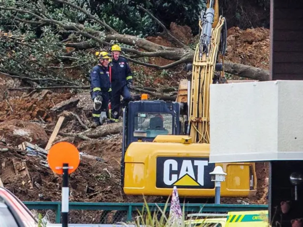 Шинэ Зеландын хойд хэсэгт хөрсний гулгалт болсны улмаас өсвөр насны хүүхдүүд сураггүй алга боолжээ