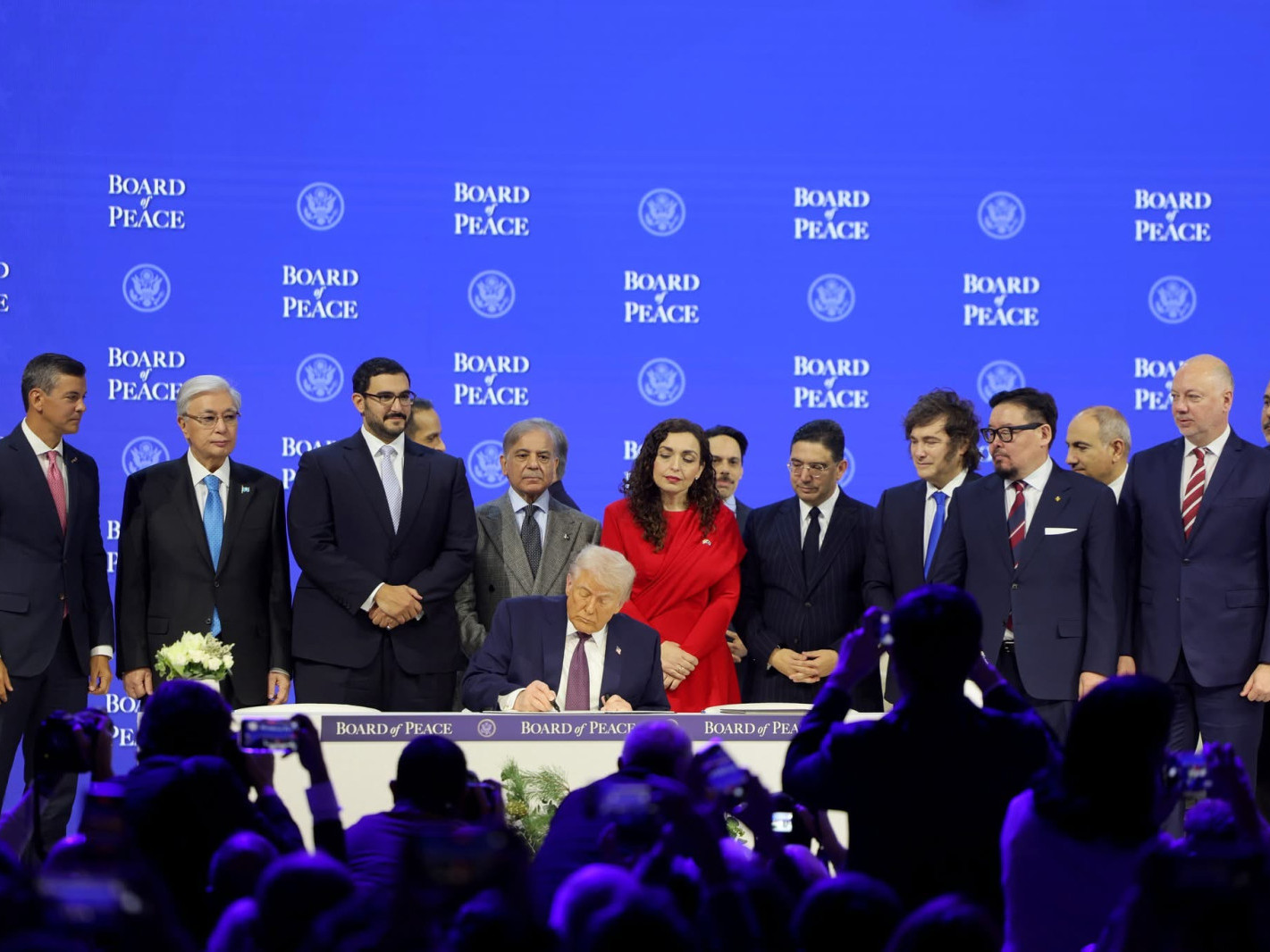 АНУ-ын цагаачлалын визийг хязгаарласан улсуудаас “Энх тайвны зөвлөл”-д багтсан найман улсын нэг нь Монгол Улс бөгөөд дүрэмд дурдсан 1 тэрбум долларыг заавал төлөх шаардлагагүй гэжээ