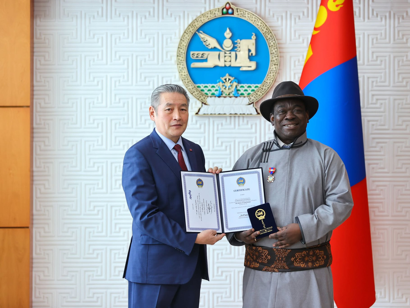 НҮБ-ын Хүүхдийн сангийн Суурин төлөөлөгчийг “Найрамдал” медалиар шагналаа