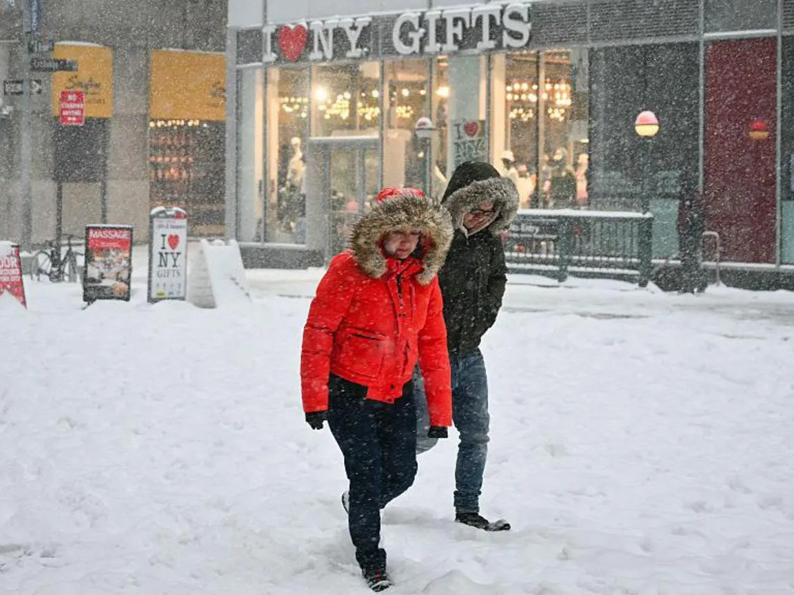 АНУ-д цасан шуурга дэгдэж, хэдэн зуун мянган хүн цахилгаангүй болжээ