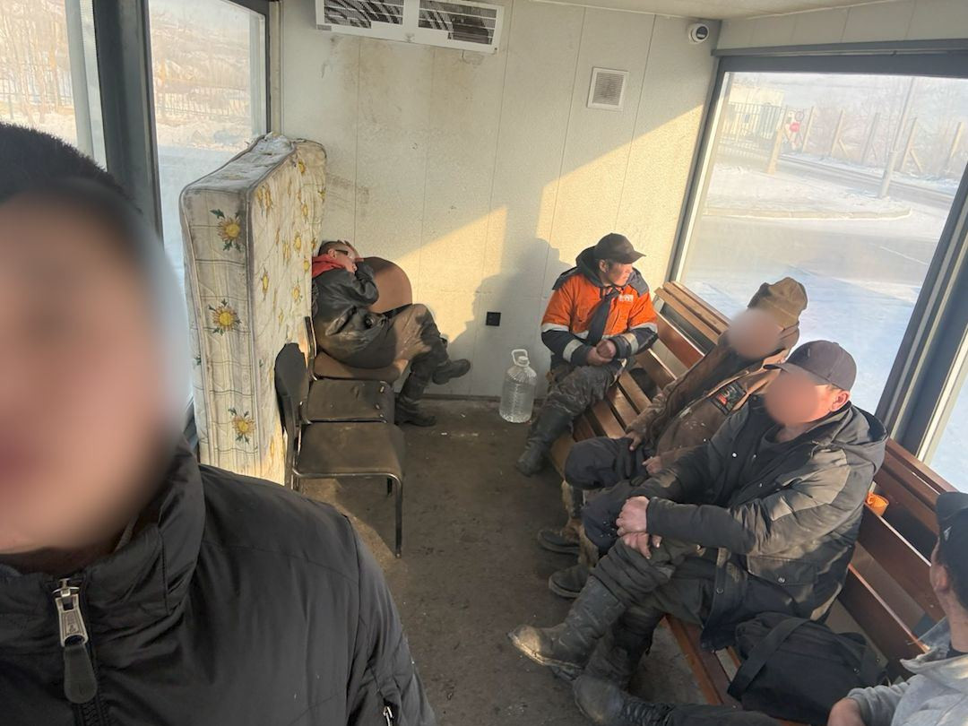 Автобусны буудлын дулаан бүхээгийн хаалгыг эвдэн орж, матрас тавьж хонодог иргэдийн үйлдлийг таслан зогсоожээ