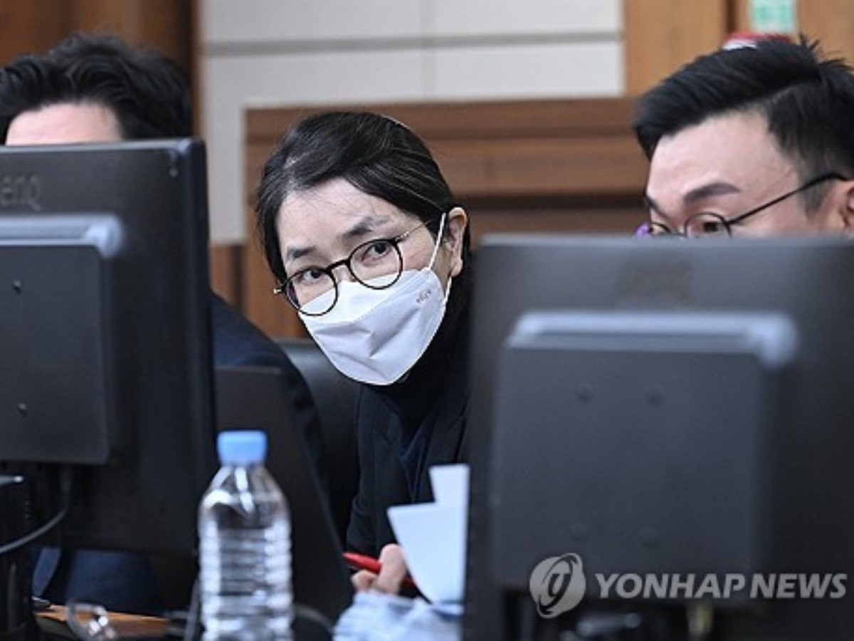 БНСУ-ын хуучин тэргүүн хатагтайг "Chanel" брэндийн цүнх зэрэг бэлгийг авлигад авсан хэмээн буруутгаж 20 сарын хорих ял оноожээ