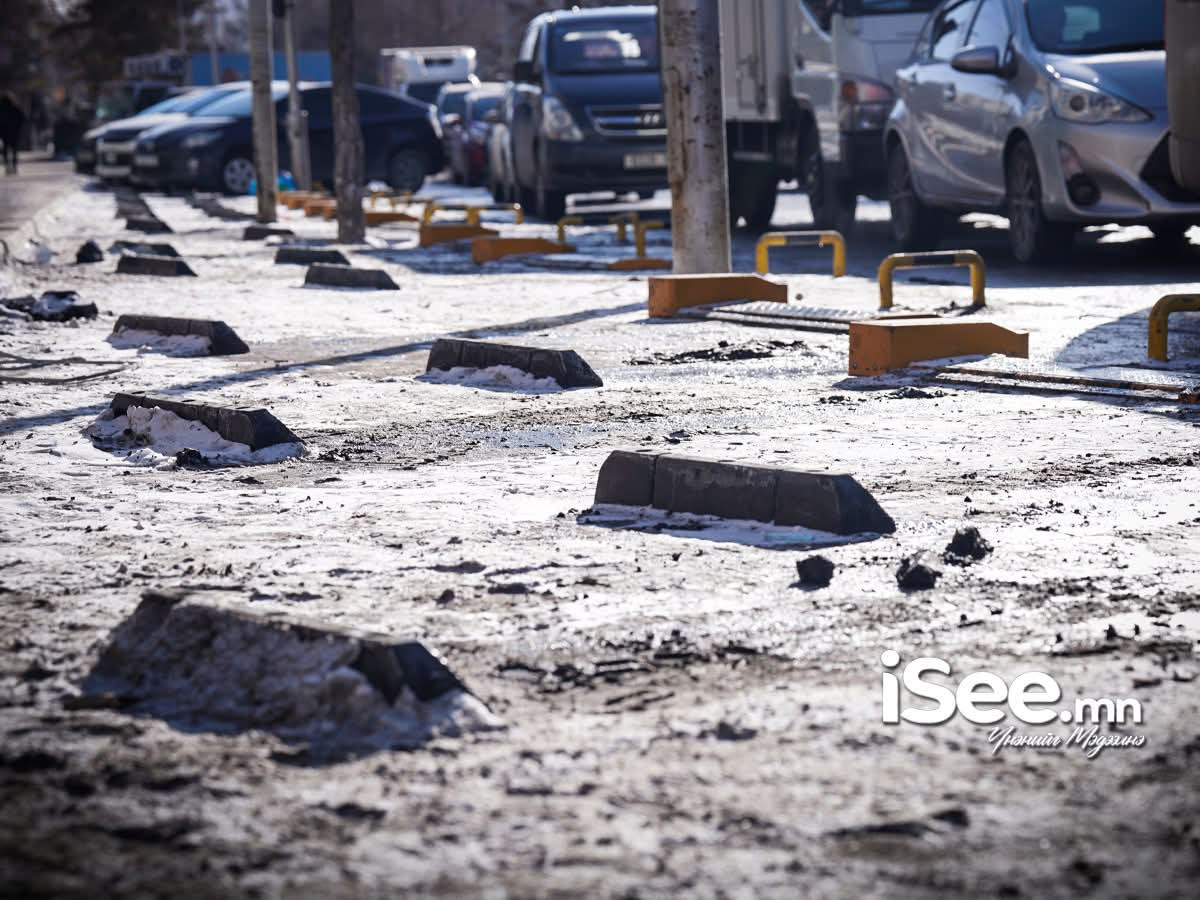 СУРВАЛЖИЛГА: Иргэд төлбөртэй зогсоолд бус нэгдүгээр эгнээг хааж машинаа тавьсаар байгаа тул "ухаалаг зогсоол"-ууд хоосон байна