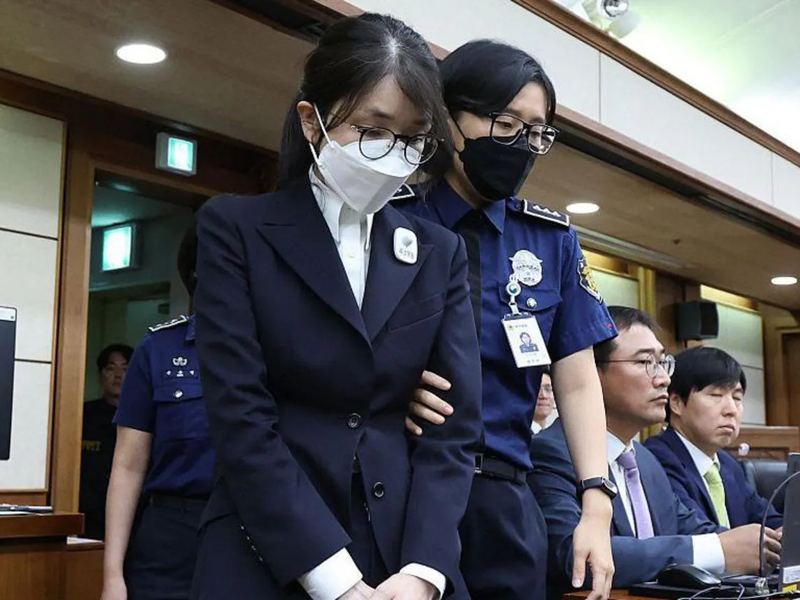 БНСУ-ын экс тэргүүн хатагтай Ким Гён Хиг хувьцааны залилан, үнэтэй цүнх бэлгэнд авсан зэрэгт буруутган шүүж байна