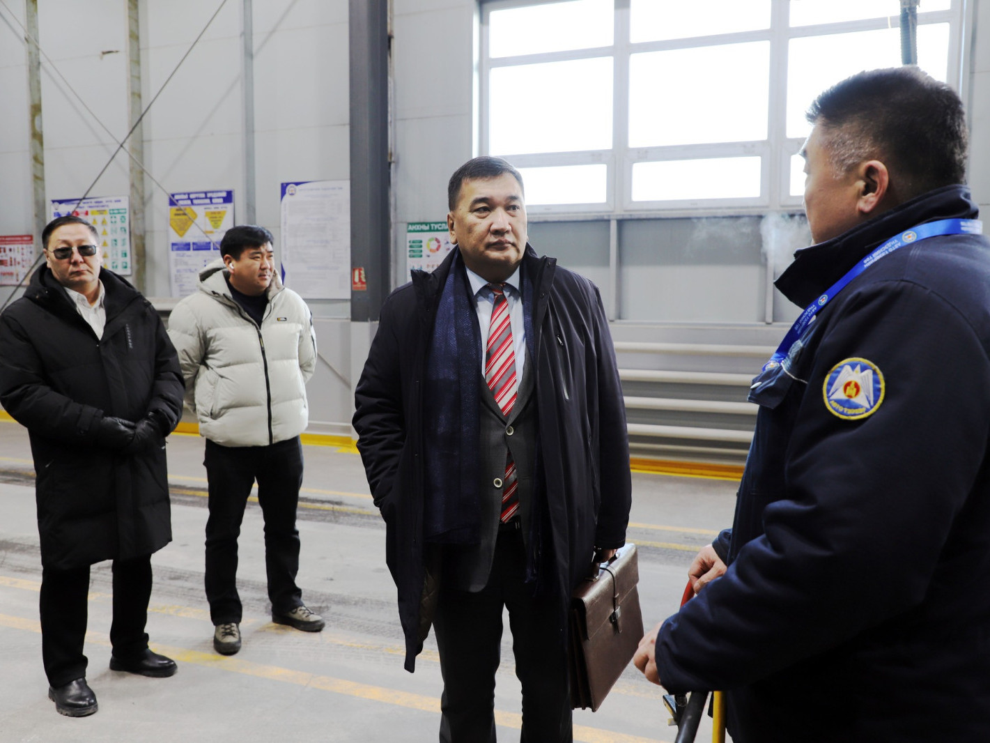 “Автотээврийн Үндэсний төв” ТӨҮГ-ын захирал Ц.Батсайхан төвүүд болон салбарын үйл ажиллагаатай танилцаж, газар дээр нь ажиллалаа