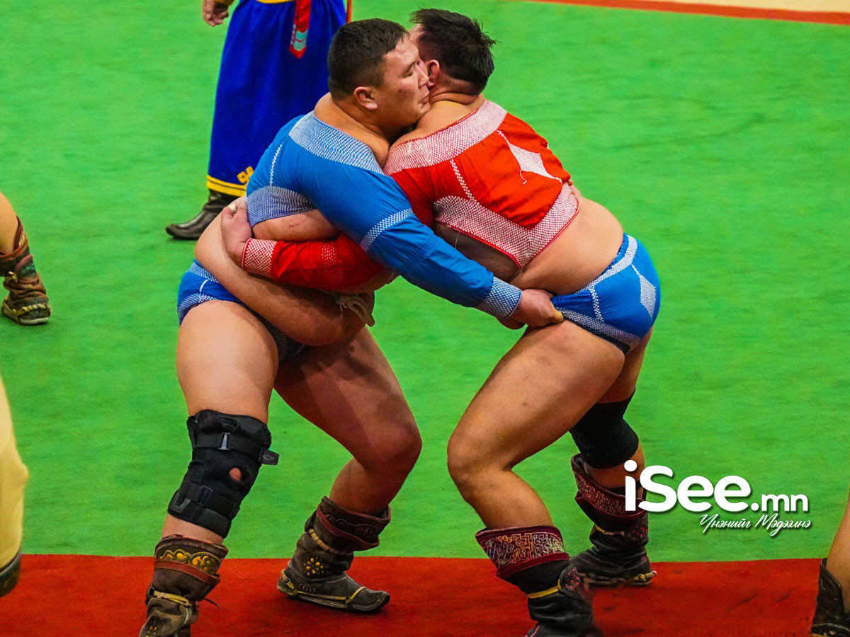 Өнөөдөр сар шинийн баярт зориулсан аймаг, цэргийн цолтой бөхчүүдийн барилдаан болно 