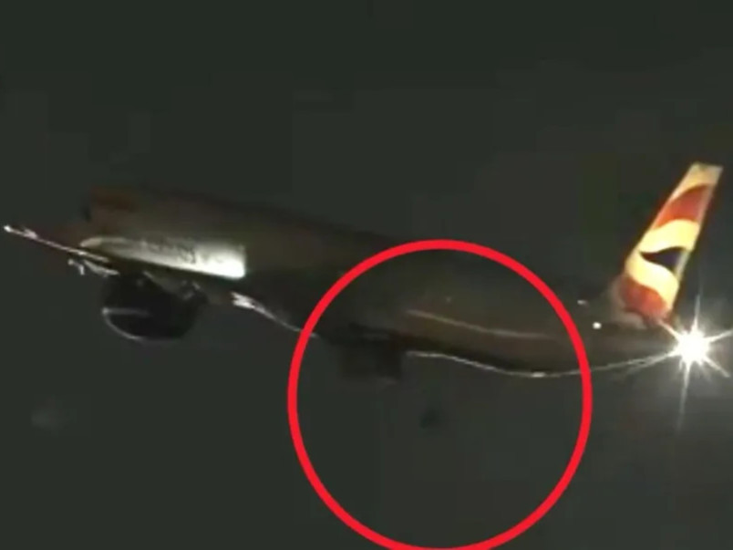 ВИДЕО: British Airways компанийн онгоцны дугуй нь салж унажээ