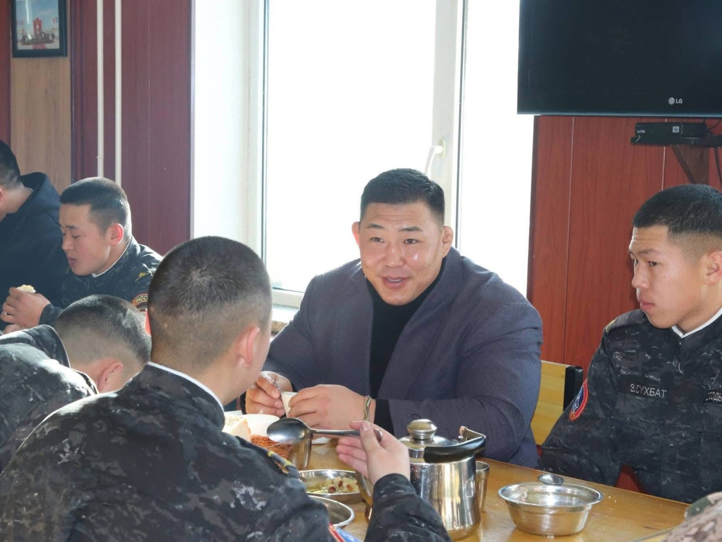 Улсын аварга О.Хангай, Улсын заан Ө.Бат-Өлзий тэргүүтэй бөхчүүд хугацаат цэргийн алба хаагчидтай уулзжээ 