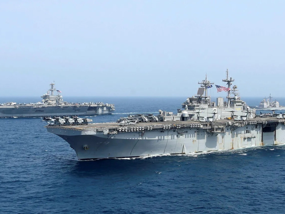 "Иран руу чиглэсэн маш том, маш хүчирхэг хөлөг онгоцууд одоо явж байна" гэж Д.Трамп мэдэгджээ