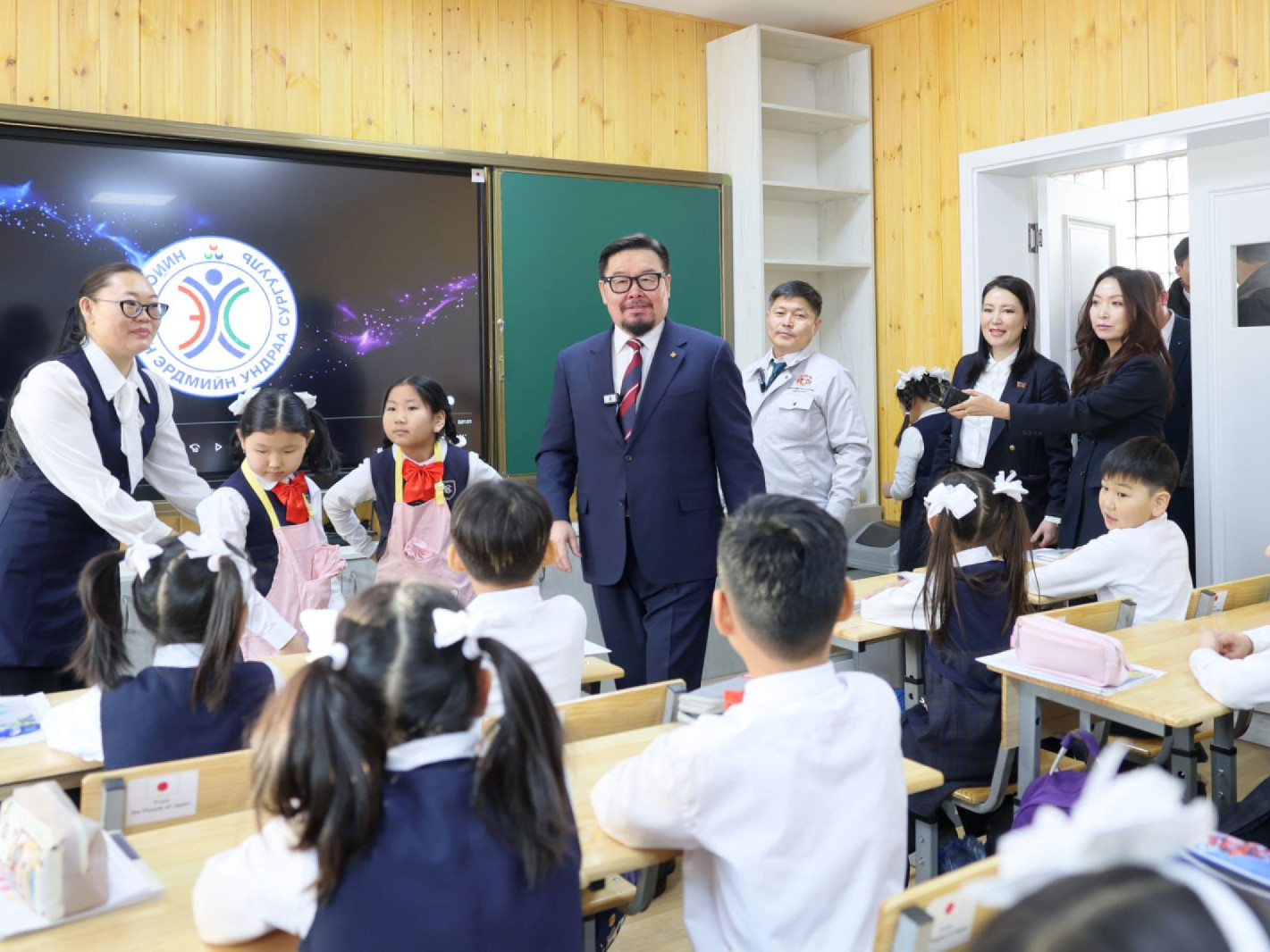 Нийслэлийн сургуулиудын 1-5 дугаар ангийн сурагчид “Сүүн дархлаа” хөтөлбөрт хамрагдаж эхэллээ