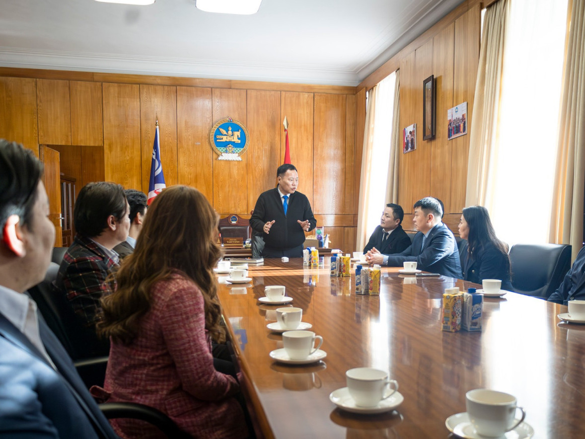 ФОТО: АН-д элсэж буй бизнес эрхлэгчдийн төлөөллийг хүлээн авч уулзан,  “Ардчиллын паспорт” буюу “Ардчиллын гэрэгэ”-ээг гардууллаа