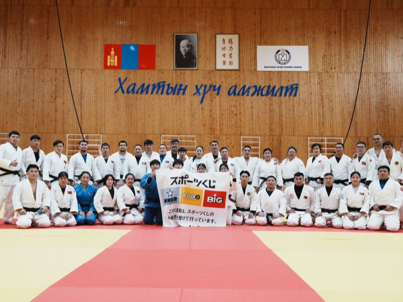 Японы сургагч багш нар өсвөрийн жүдочид болон дасгалжуулагч нар хичээл заана