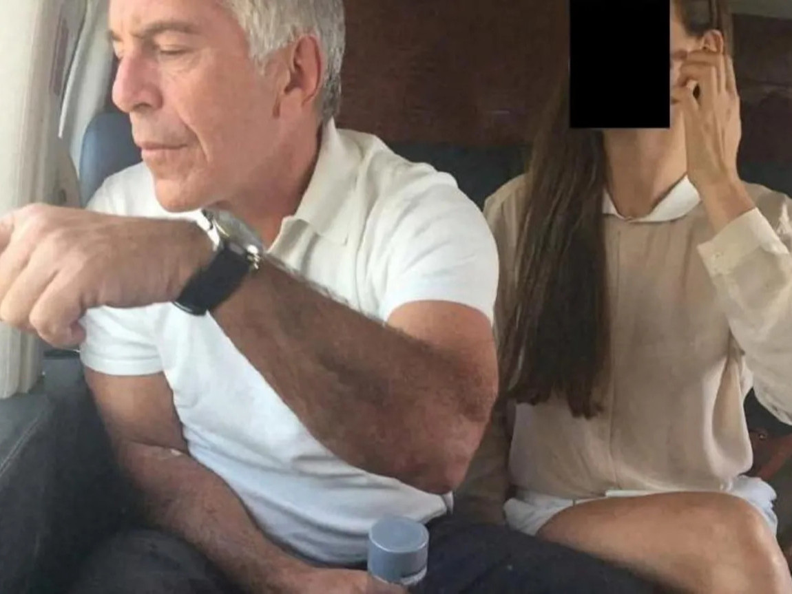 Хохирогчдын мэдээлэл ил болсны дараа Ж.Эпштейнтэй холбоотой олон баримт бичгийг АНУ-ын Хууль зүйн яам устгажээ