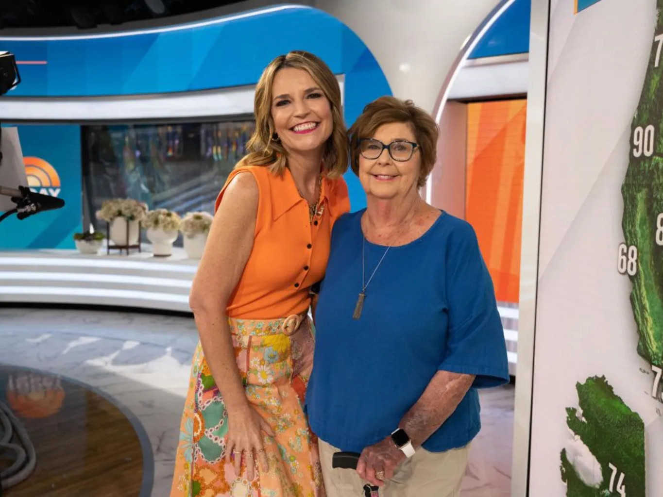 ВИДЕО: АНУ-ын мэдээний хөтлөгч С.Гутригийн ээжийг хулгайлсан гэж үзэн, "буцааж өгөх"-ийг гуйжээ