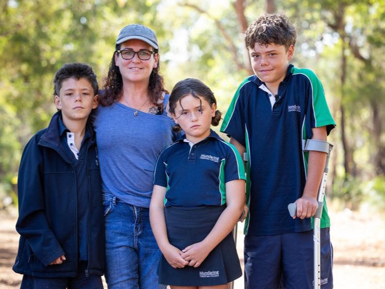 ВИДЕО: Дөрвөн километр усанд сэлж, гэр бүлээ аварсан 13 настай хүүг Олон улсын хэвлэлүүд онцолж байна